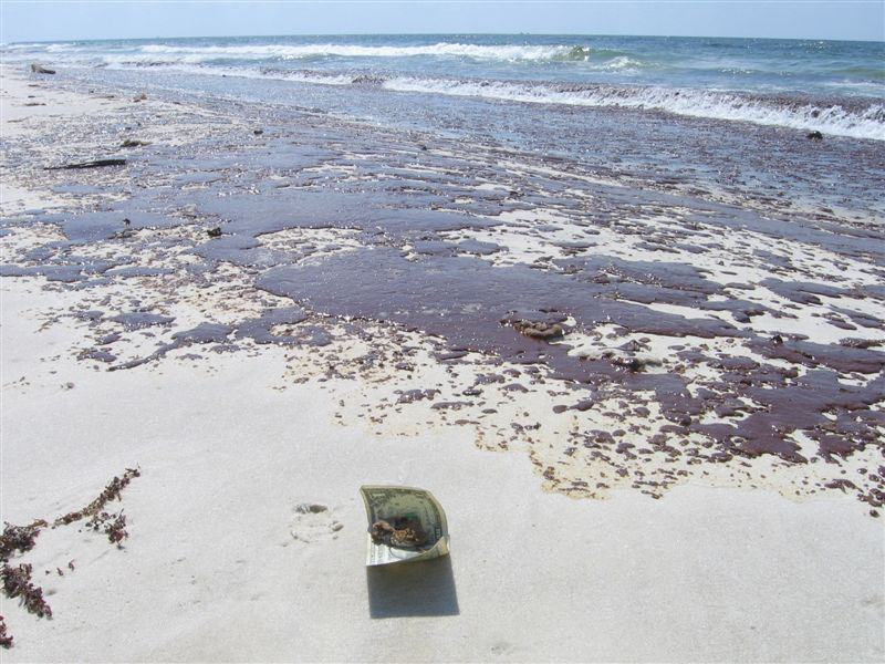 يظهر الزيت المنسكب على الشاطئ هنا.