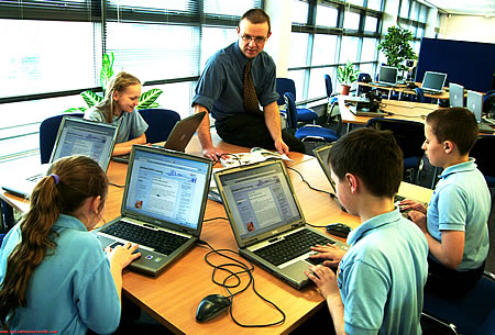 Un grupo de estudiantes que utilizan la tecnología