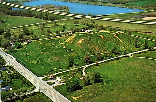 512px-Cahokia_Mounds_State_Park_(NBY_437008).jpg