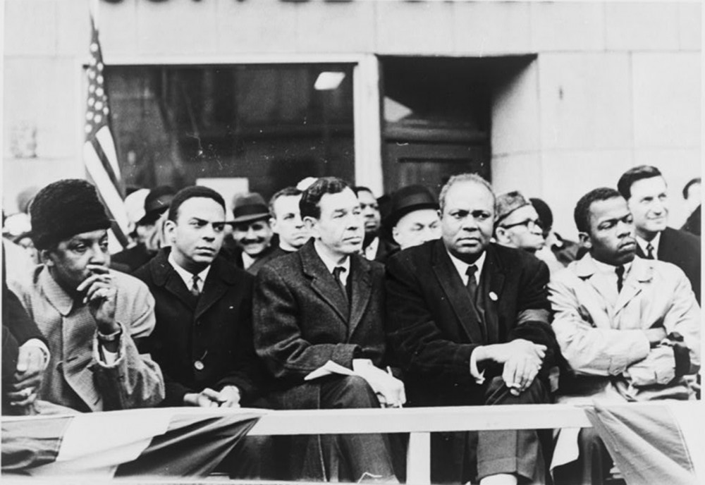 Cinq leaders du mouvement des droits civiques. De gauche à droite : Bayard Rustin, Andrew Young, le député de New York William Ryan, James Farmer et John Lewis en 1965.