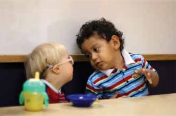 C:\Users\paris_j\Pictures\OER Images\ dos niños mirándose el uno al otro desde i-t cf.JPG