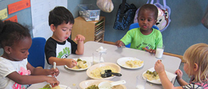 cuatro niños comiendo estilo familiar