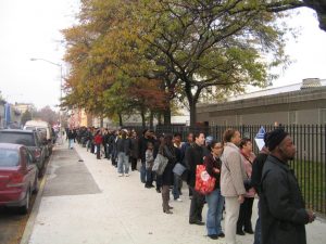 De pie en fila para votar