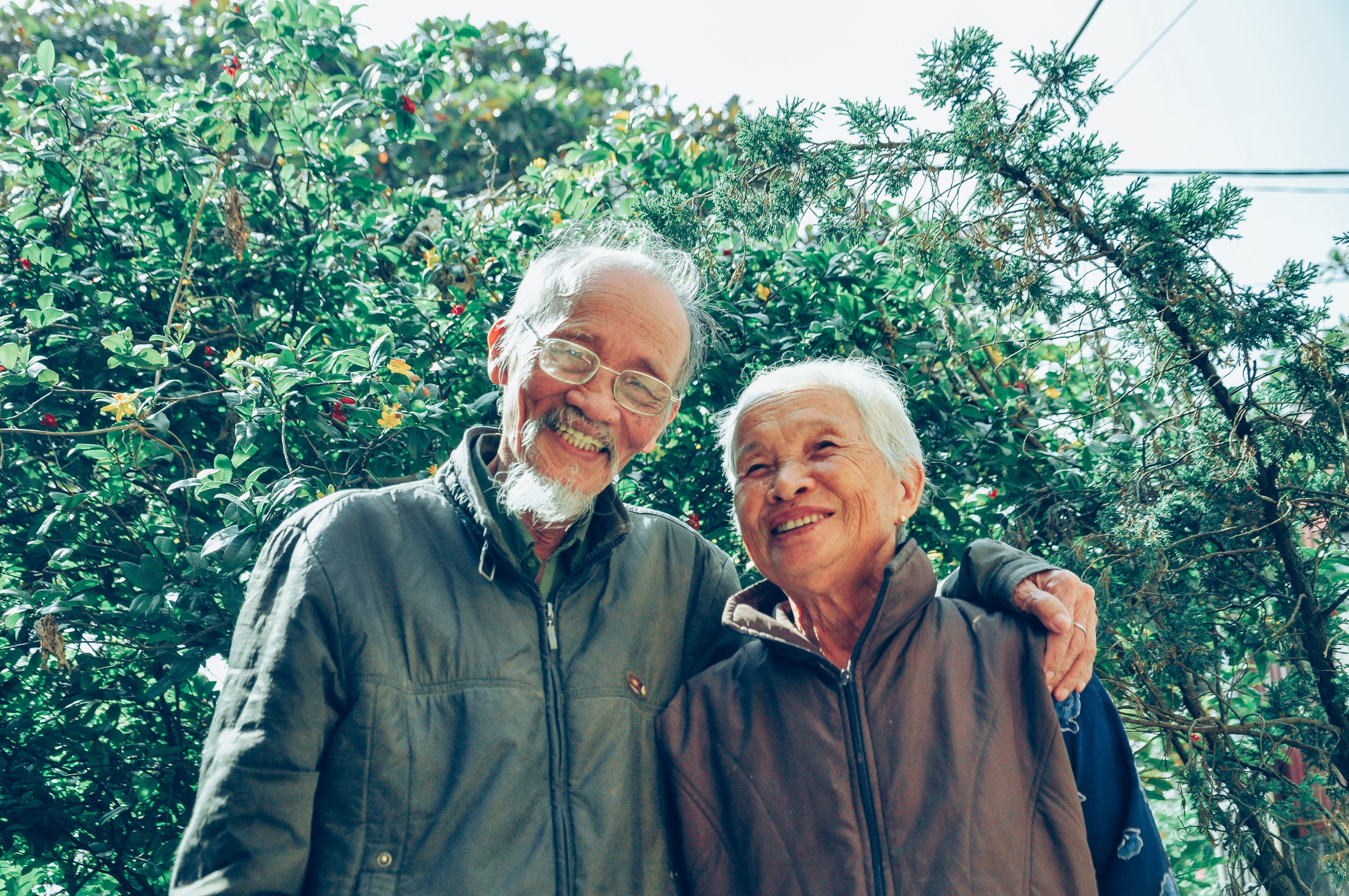 A smiling elderly couple.