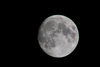 Une photographie montre la lune.