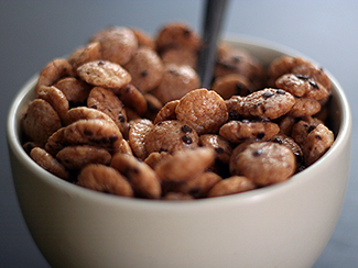Uma fotografia mostra uma tigela de cereal.