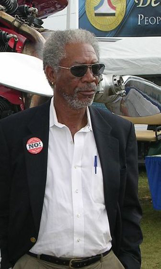 Uma fotografia mostra Morgan Freeman.