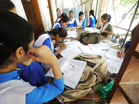 一张照片显示学生在学习。