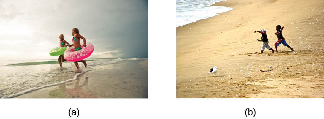 La photographie A montre deux enfants portant des chambres à air qui jouent dans les eaux peu profondes de la plage. La photographie B montre deux enfants jouant dans le sable sur une plage.