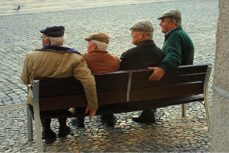 四个人坐在长凳上朝同一个方向望去。