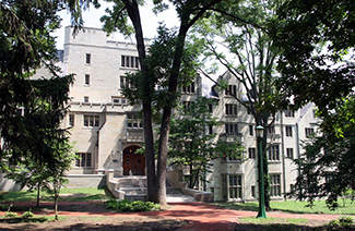 Uma fotografia mostra o Morrison Hall, o prédio que abriga o Instituto Kinsey de Pesquisa em Sexo, Gênero e Reprodução.