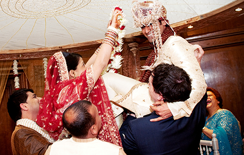 Uma fotografia mostra a noiva e o noivo em uma cerimônia de casamento.