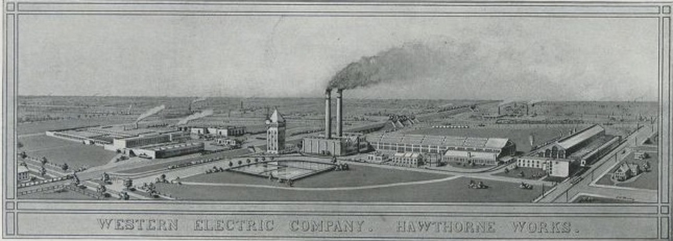 图中显示了一个工厂综合体的图像，其中有两个正常运作的烟囱和多座建筑物。