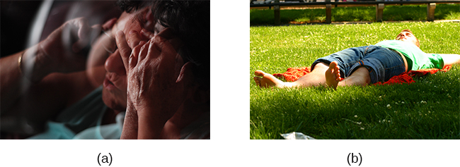 La fotografía A es una imagen distorsionada de una persona, cabeza a mano, que aparece estresada. La fotografía B muestra a una persona descalza acostada sobre una manta en el pasto.