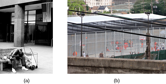 照片 A 显示一个坐在长凳上的人摔倒过来。 背景中垂直悬挂着一面美国国旗。 照片 B 显示了远处的监狱院子。 有几个人聚集在篮球场周围。