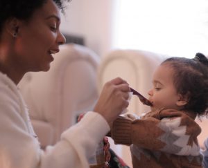 foto de una mujer alimentando a su hijo