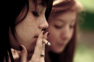 Foto de una adolescente fumando.