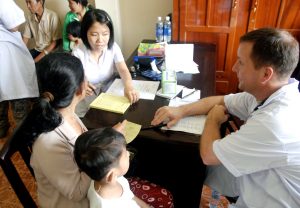 Familia vietnamita en una clínica militar