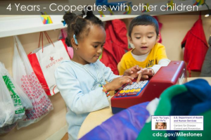 foto de dos niños de cuatro años, un niño y una niña en juego cooperativo