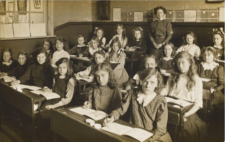 Figura 3.2 La clase de Miss Bowls en una escuela de niñas no identificadas Fecha: circa 1905 Imagen: Southall Board, Flickr