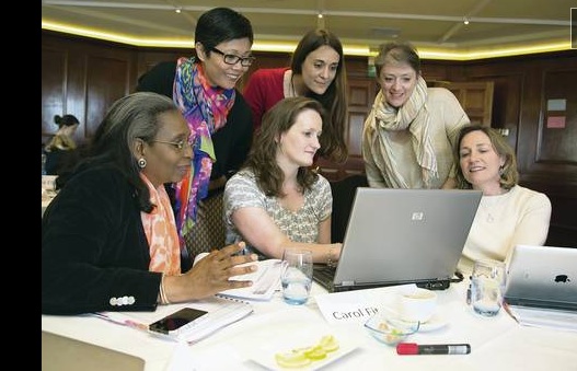 Bank of America's Vital Voices progam vincula a mujeres ejecutivas de pequeñas y medianas empresas Imagen: © Belfast Telegraph, 2014