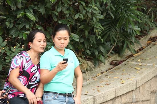 two women look at a cell phone