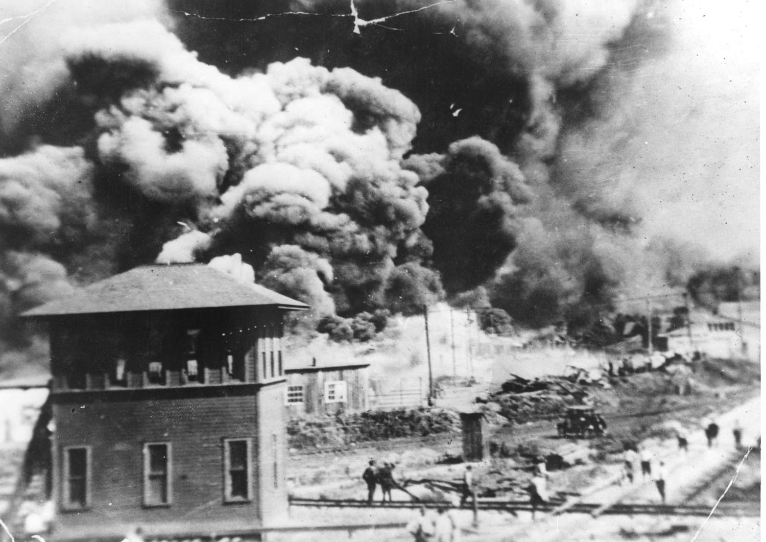 Photo de bâtiments en feu lors du massacre de la course de Tulsa, 1921