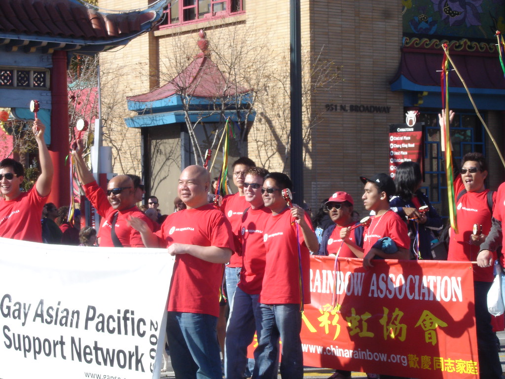 Des partisans du Gay Asian Pacific Support Network lors d'un défilé