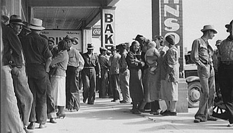 A fotografia mostra pessoas na fila do lado de fora de um banco durante a Grande Depressão, aguardando seus cheques de socorro.