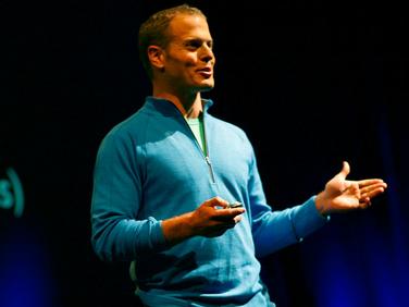 Thumbnail for the embedded element "Tim Ferriss: Smash fear, learn anything"