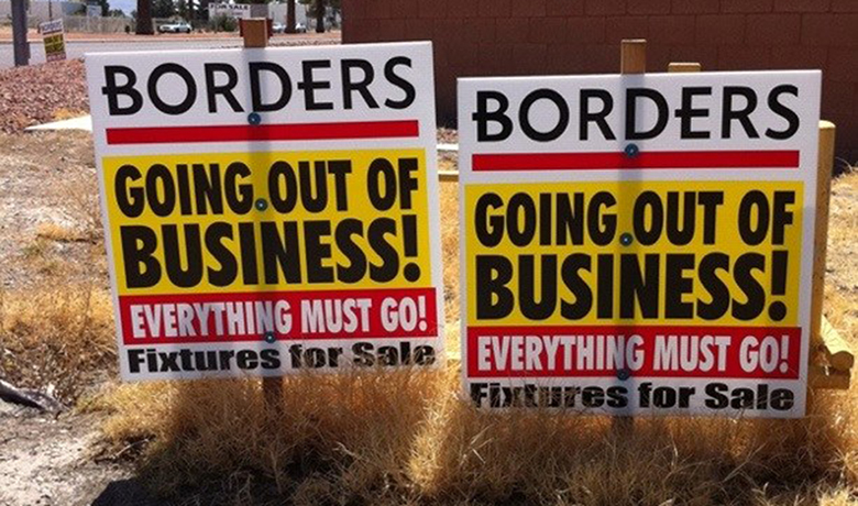 هذه الصورة عبارة عن صورة لافتة «الخروج من العمل» لـ Borders. تشير العلامات إلى أنه حتى التركيبات معروضة للبيع.
