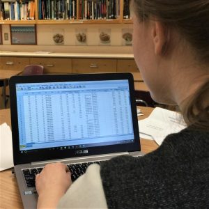 Una mujer analizando datos en una computadora. Los investigadores utilizan software estadístico para almacenar, analizar y compartir datos.
