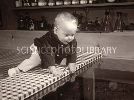 Un bebé en el borde de una mesa.