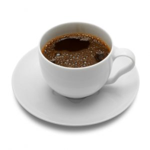 Una taza de café negro.