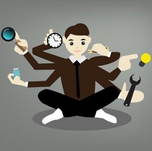 Ilustración de un hombre con seis brazos realizando seis tareas simultáneamente.