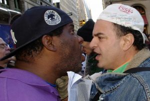 Dos hombres se paran casi nariz a nariz mientras discuten en la calle.