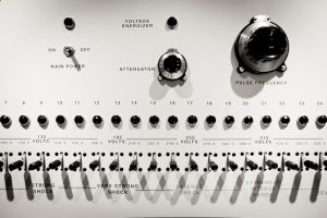 Cierre de los controles de la máquina de choque utilizada en el Experimento Milgram. La máquina muestra ajustes para 'choque fuerte', 'choque muy fuerte', 'choque intenso', 'choque extremadamente intenso' y 'choque severo'.