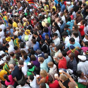 Una enorme multitud de personas se paran hombro con hombro durante el Mundial de 2010.