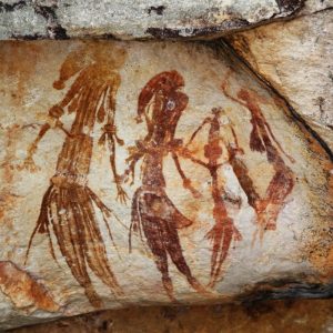 Las pinturas rupestres de Australia Occidental parecen mostrar a una familia antigua vestida con ropas tradicionales.