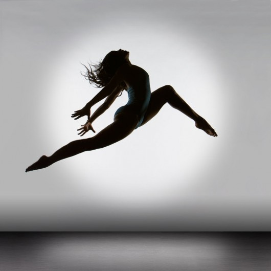 Un bailarín salta al aire