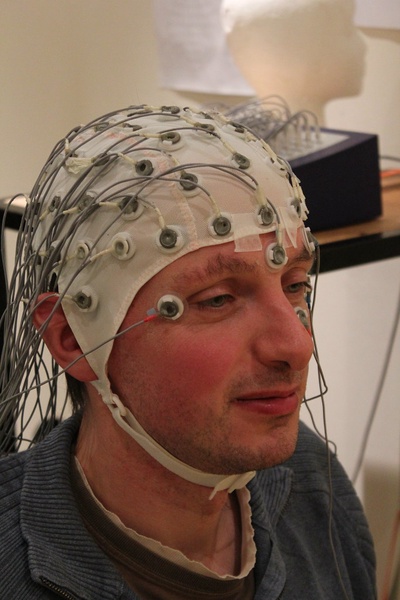 Hombre con gorra EEG.