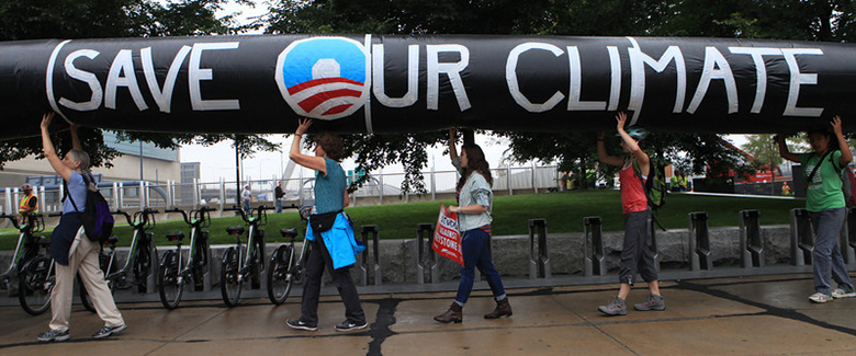 Esta foto muestra una protesta contra el oleoducto Keystone XL para arenas bituminosas en la Casa Blanca en 2011.