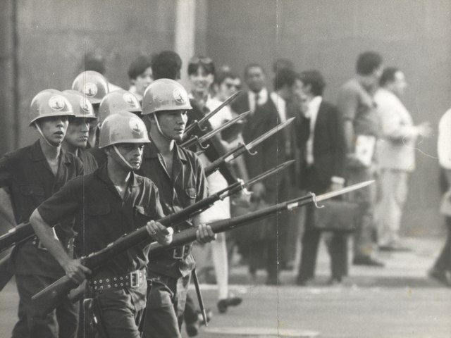 Photograph of Brazilian troops holding rifles with bayonets, during the 1964 military coup