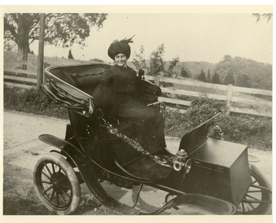 Fotografía de Edith Bolling Galt Wilson sentada en un carruaje en topless.