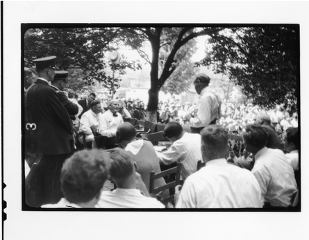 Black-and-white photograph of Clarence Darrow, lawyer for the defense, interrogating William Jennings Bryan, lawyer for the prosecution, at the outdoor trial of John Scopes.