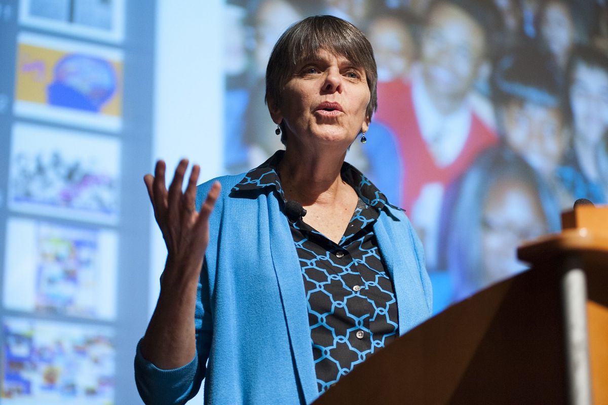 2014 photograph of Mary Beth Tinker giving a speech, taken by Eli Hiller.