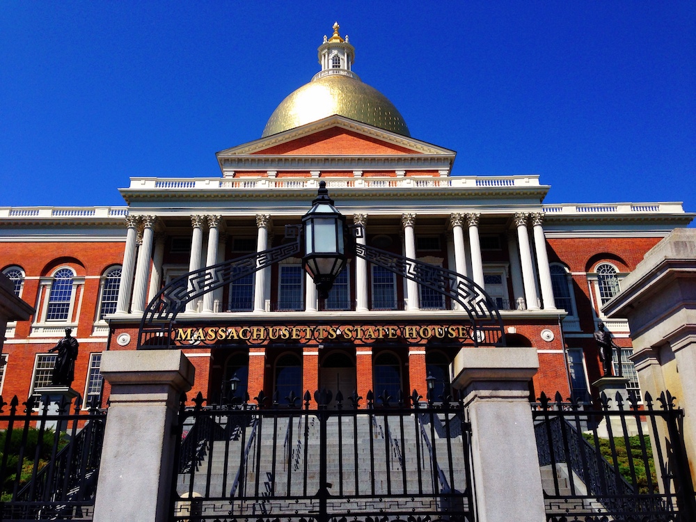 Fotografía del frente de la Casa del Estado de Massachusetts.