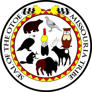 Gráfico del sello tribal Otoe, que representa siete siluetas de animales dentro de un círculo: un oso, paloma, búho, alce, búfalo, castor y águila.