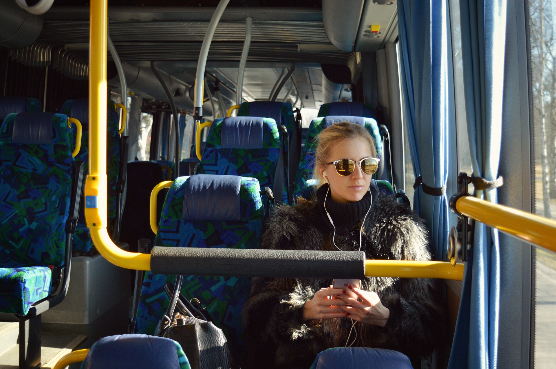 Chica con auriculares en autobús