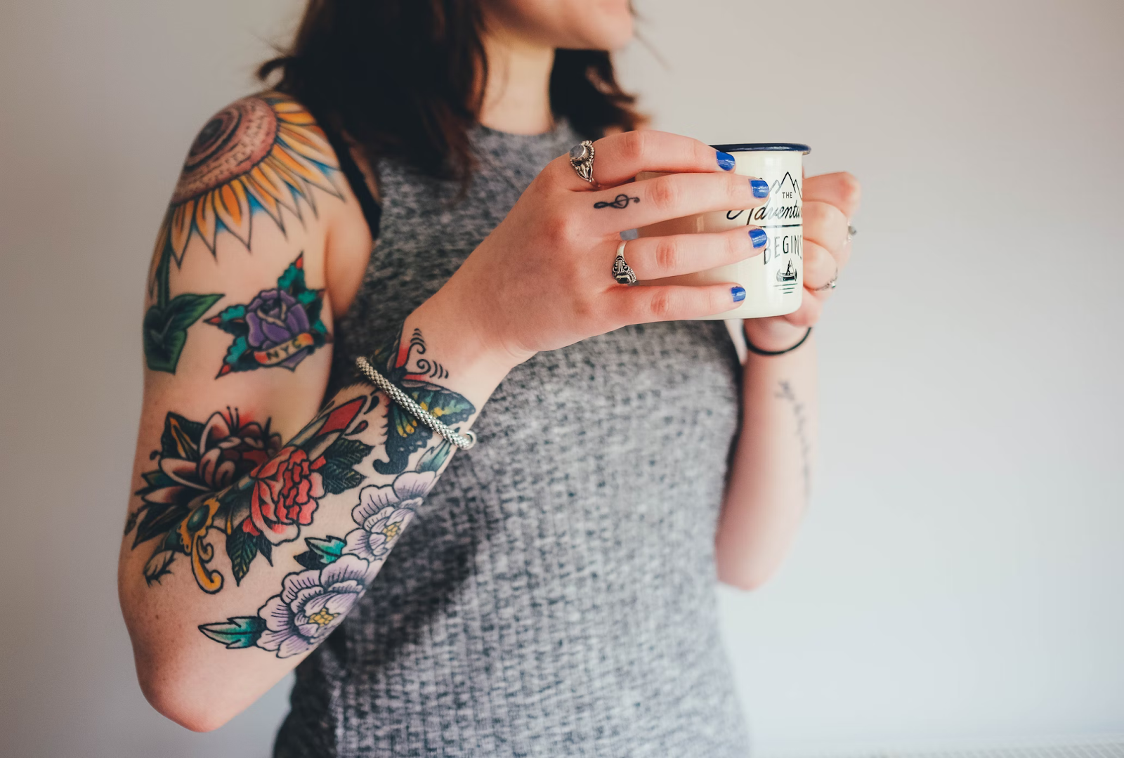 Mujer con varios tatuajes en su brazo derecho